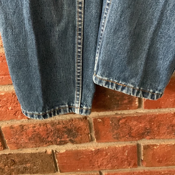 Vintage Levi’s Relaxed Fit Tapered Leg Classic Blue Denim Jeans - Picture 4 of 9